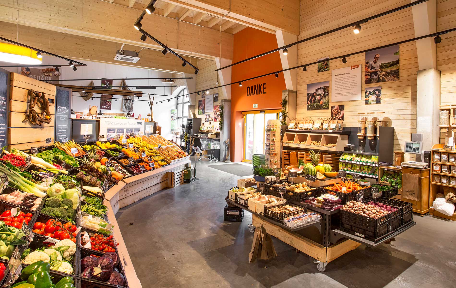 Der Frischebereich von Steigmiller's Biohofladen mit frischem Gemüse Obst und Selbstabfüllerstation für Hülsenfrüchte