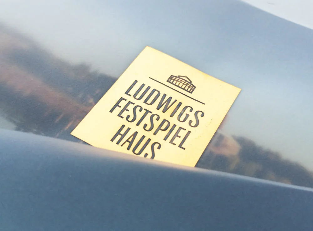 Modernes Logo des Ludwigs Festspielhaus in Füssen