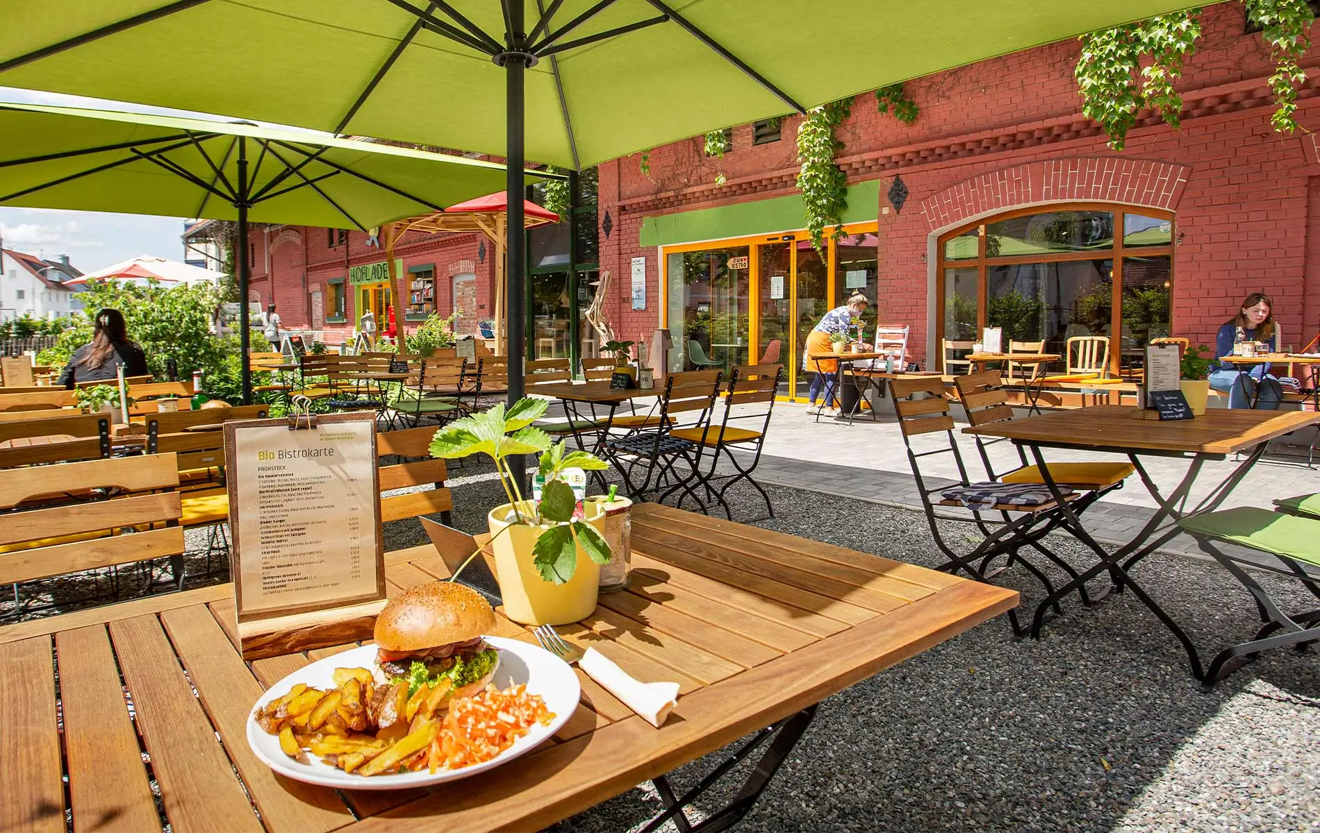 Sonniger und gemütlicher Biergarten des Steigmiller Bistros mit leckerem Bio-Burger